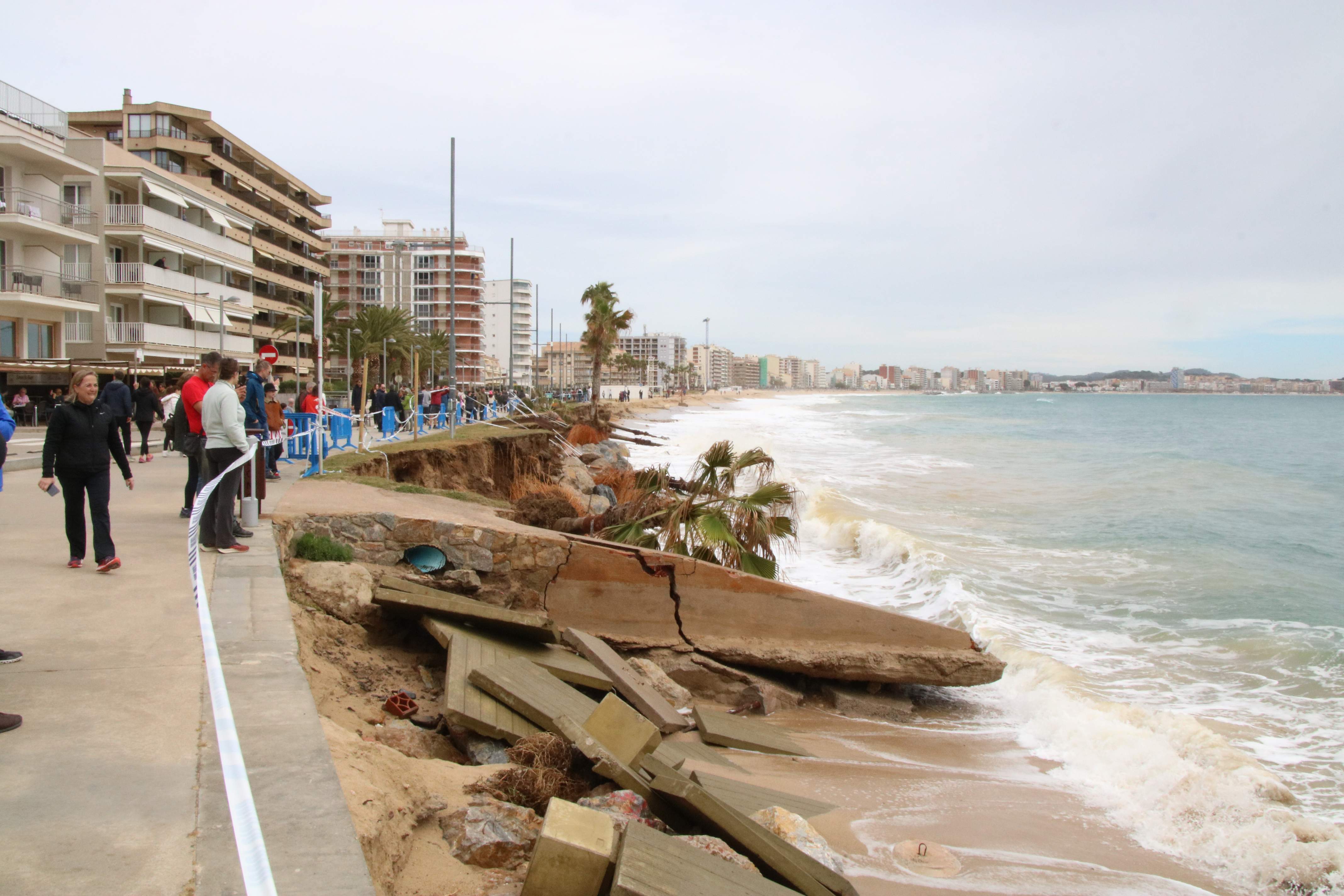 La borrasca Nelson deja playas sin arena y paseos marítimos afectados en Catalunya