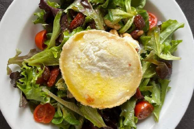 La colorida ensalada con queso de cabra / Foto: Jordi Tubella La colorida ensalada con queso de cabra / Foto: Jordi Tubella