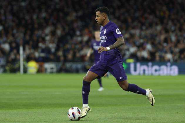 Rodrygo condueix la pilota durant el Reial Madrid - Athletic Club / Foto: EFE