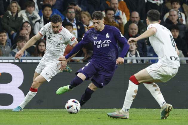 Valverde rodeado de dos jugadores del Athletic Club / Foto: EFE