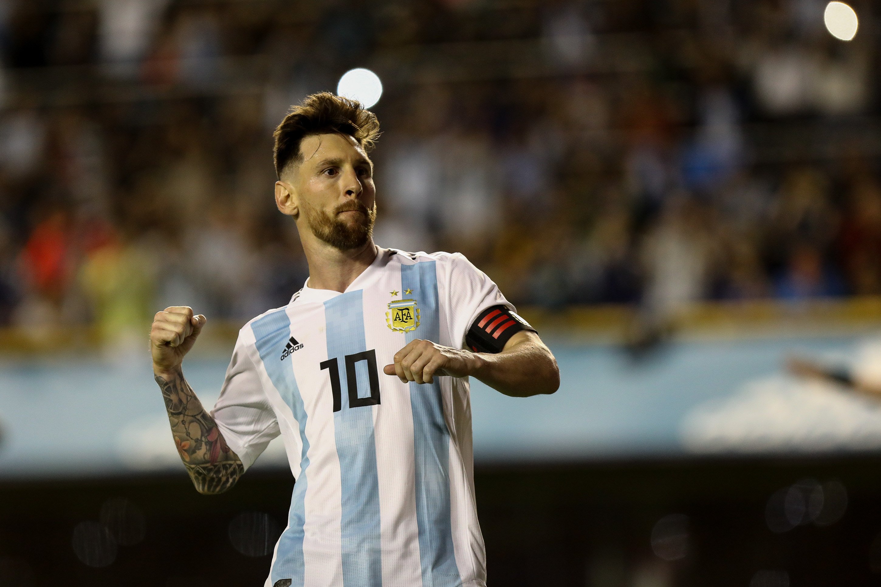 Messi, triplete con Argentina y líder absoluto (4-0)
