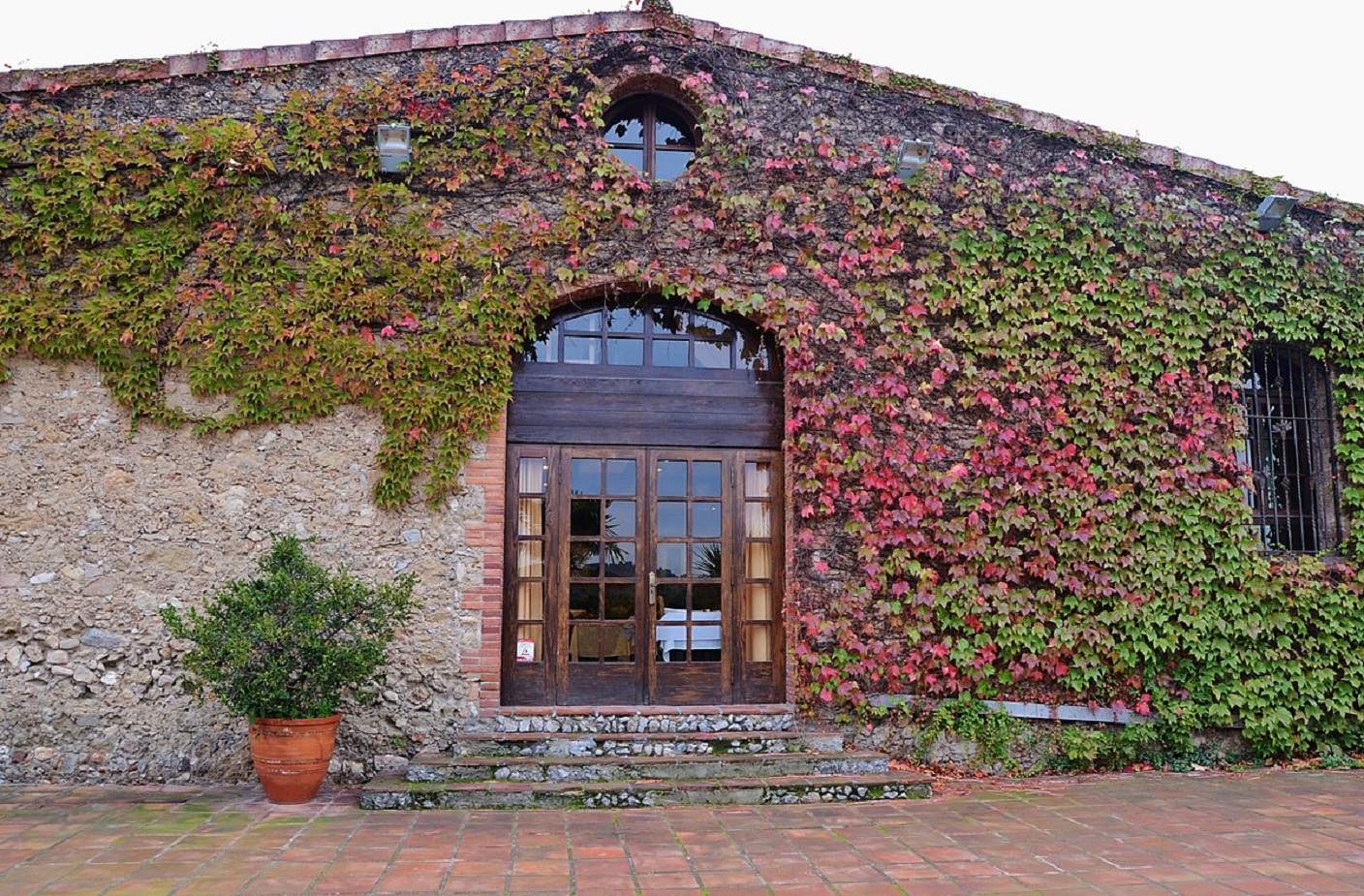 El restaurante empedrado de Gelida para hacer unos grandes platos a la brasa con familia