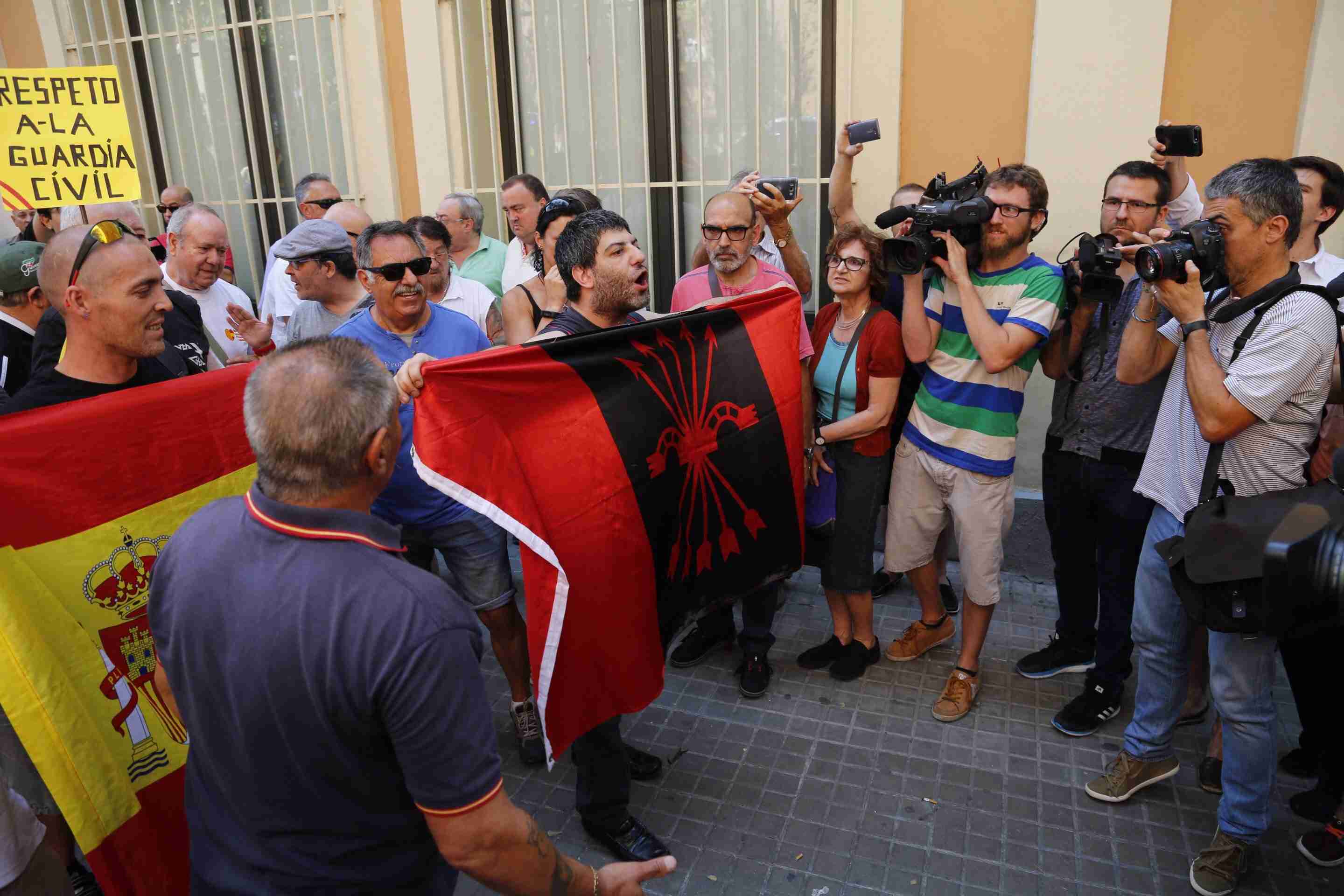 Presència falangista a la concentració unionista davant la Guàrdia Civil