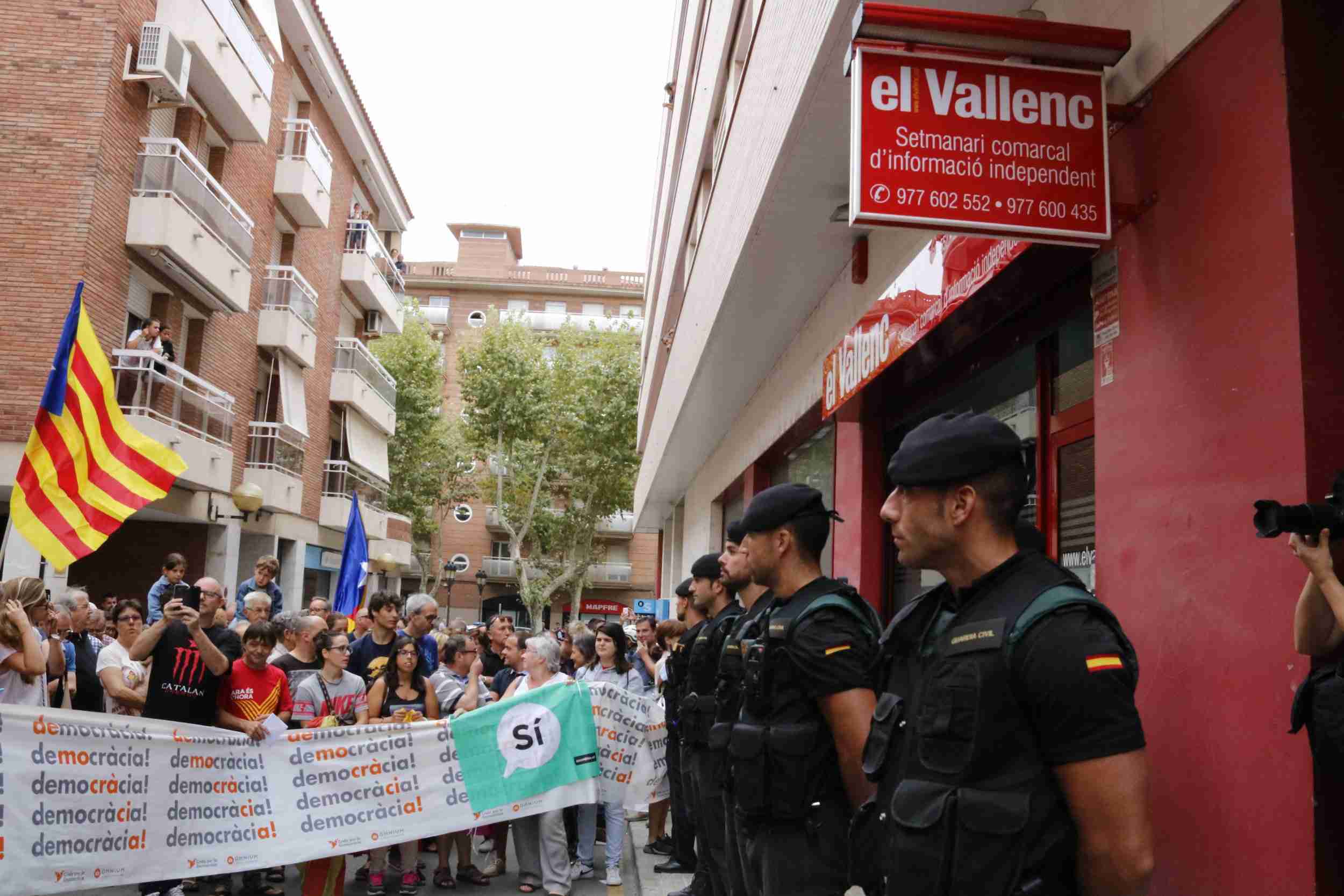Civil Guard enters Catalan newspaper 'El Vallenc' looking for referendum material