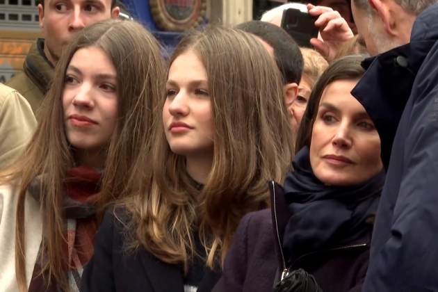 EuropaPress 5858673 reyes felipe letizia junto hijas princesa leonor alumbra sofia procesion
