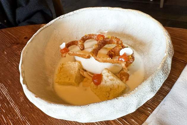 Flor manxega, ametlles i codonyat al restaurant Tossal Gros / Foto: Top Catalan Restaurants Flor manxega, ametlles i codonyat al restaurant Tossal Gros / Foto: Top Catalan Restaurants