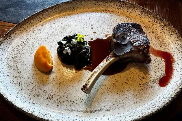 Costella de cérvol a la brasa, moniato, bledes i tòfona al restaurant Tossal Gros / Foto: Top Catalan Restaurants Costella de cérvol a la brasa, moniato, bledes i tòfona al restaurant Tossal Gros / Foto: Top Catalan Restaurants