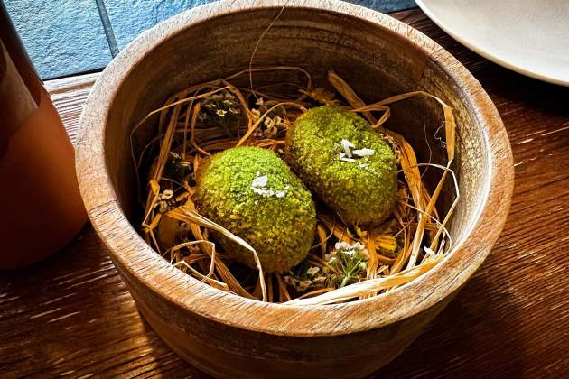 Croqueta d’espinacs, pèsols i formatge al restaurant Tossal Gros / Foto: Top Catalan Restaurants Croqueta d’espinacs, pèsols i formatge al restaurant Tossal Gros / Foto: Top Catalan Restaurants