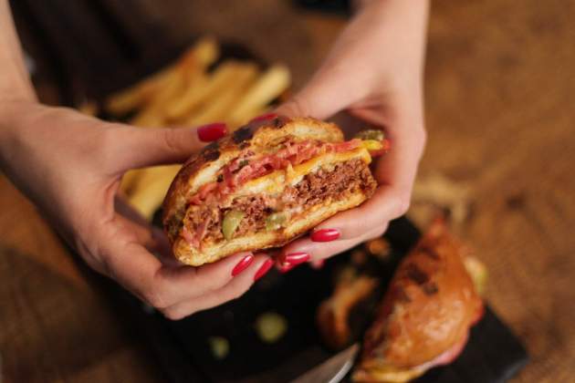 Plats de carn i hamburguesa / Foto: Pixabay Plats de carn i hamburguesa / Foto: Pixabay