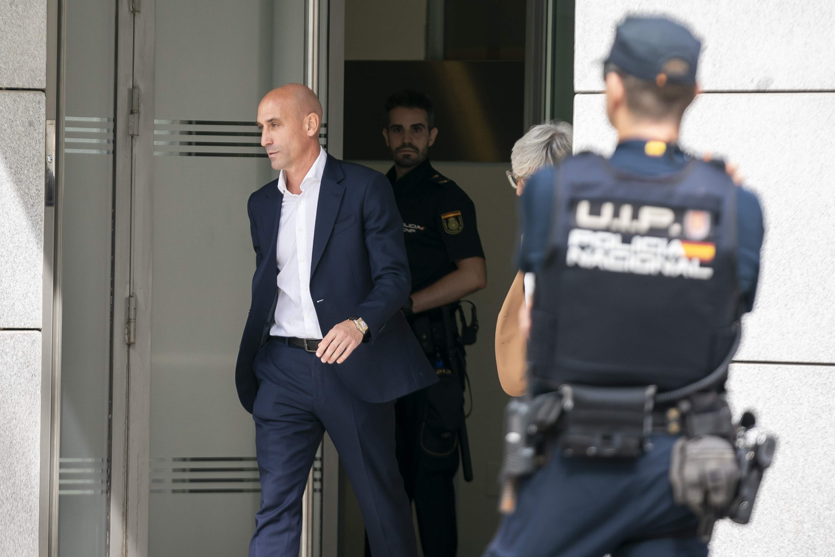 Luis Rubiales, en libertad, a la espera de declarar ante la jueza