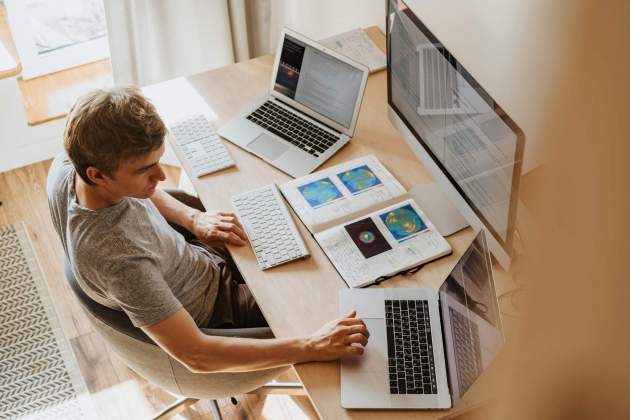 Imatge d'un home treballant assegut / Foto: Pexels Imatge d'un home treballant assegut / Foto: Pexels