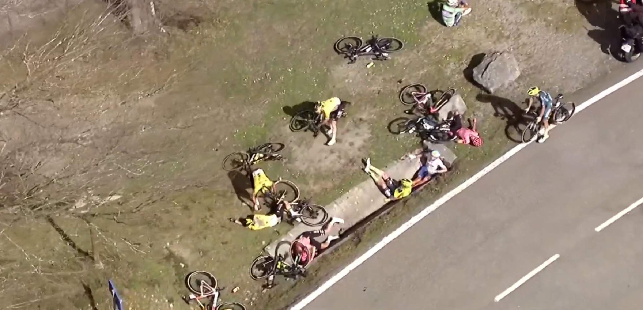 Greu caiguda múltiple a la Itzulia: abandonen Vingegaard, Roglic i Evenepoel