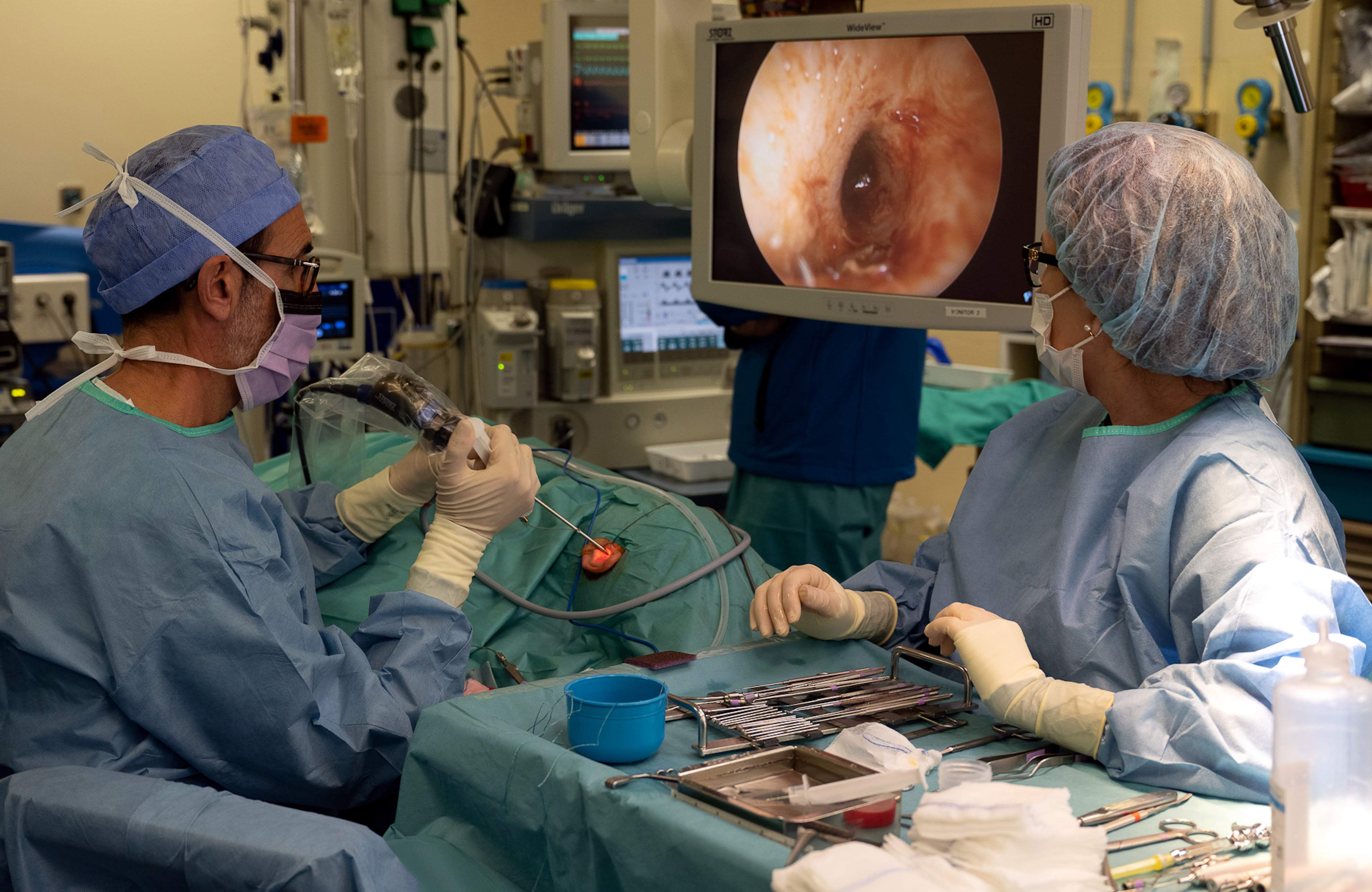 L'Hospital Clínic presenta una cirurgia pionera per extirpar tumors de l'oïda interna