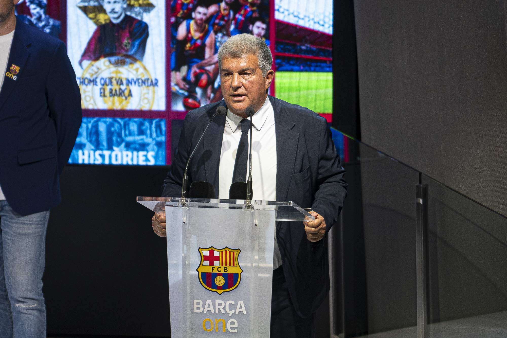 Joan Laporta, de cara, o renova o el faran fora del Barça