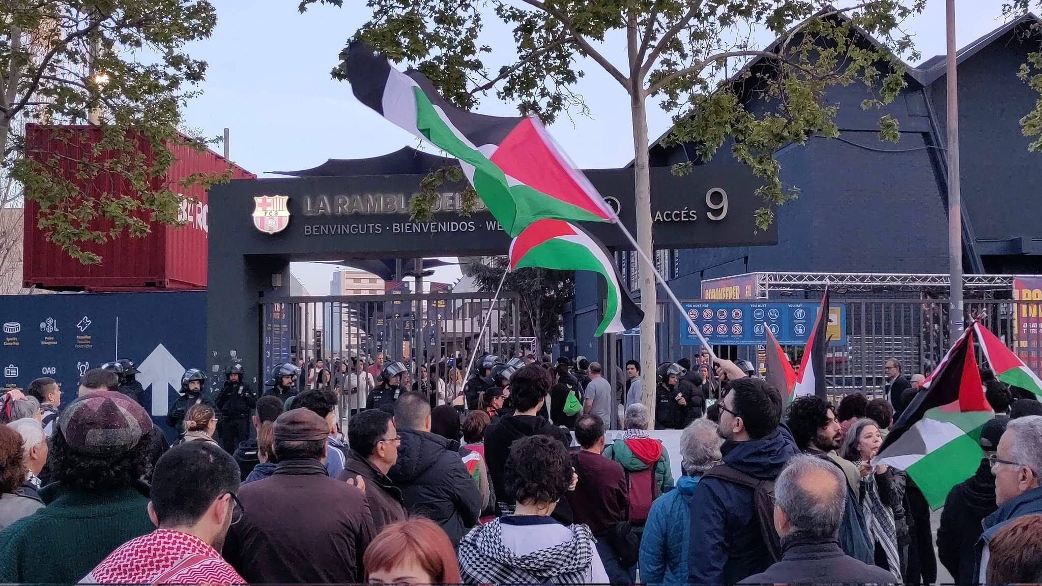 Protesta pro Palestina al partit entre el Barça i el Maccabi de Tel-Aviv al Palau Blaugrana