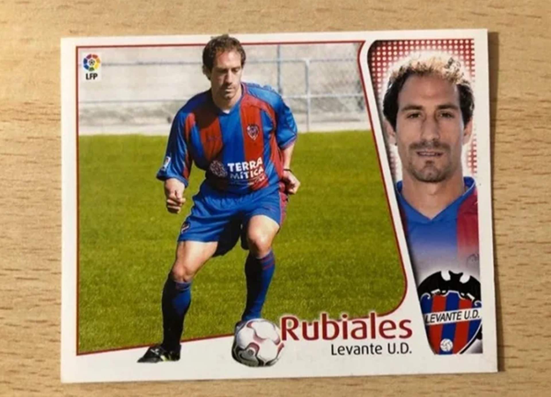 El negoci rere l'escàndol de Rubiales: cromos de futbolista i amb cabells per més de 1.000 euros