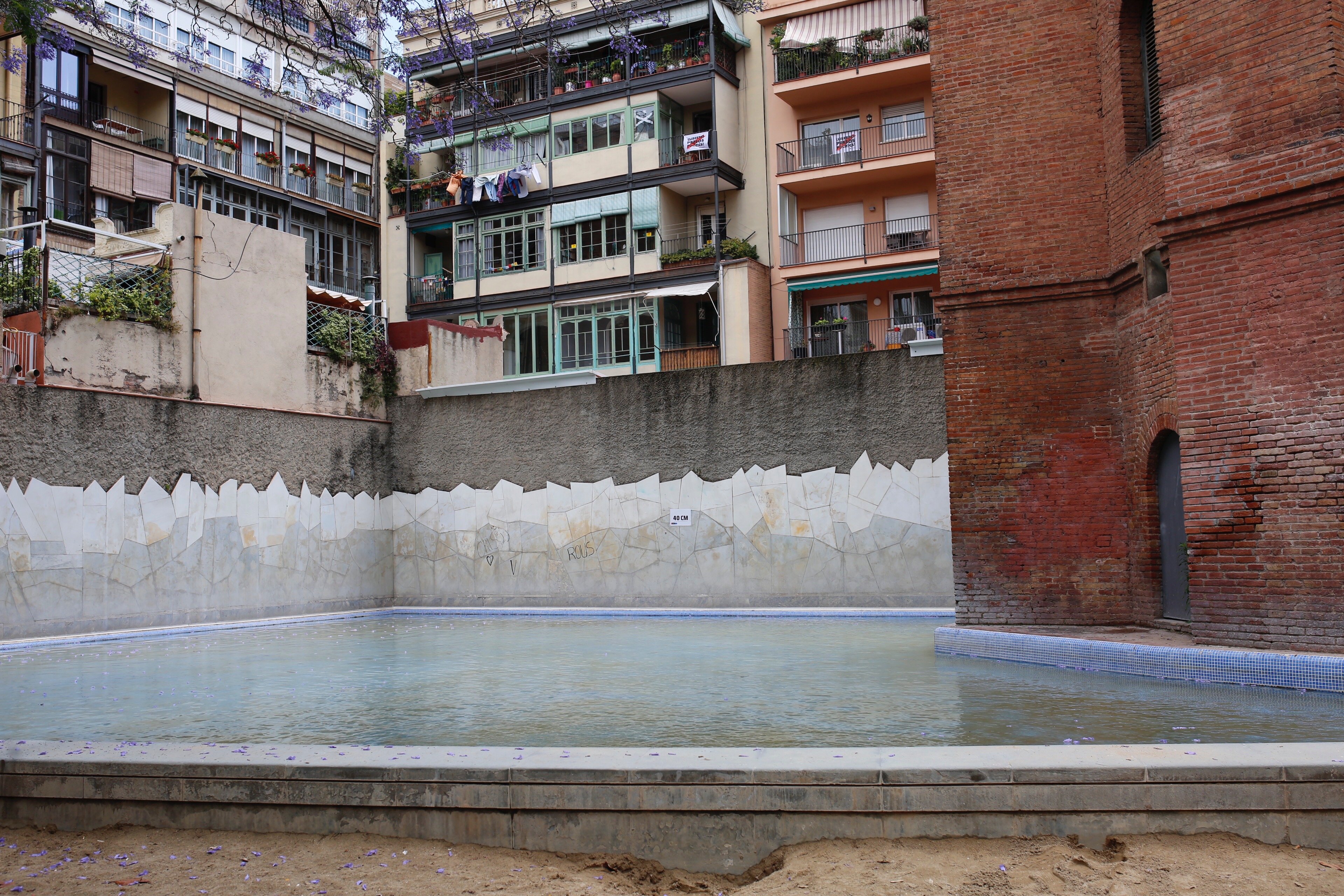 Colau cedeix a la pressió ciutadana i obrirà la platja de l'Eixample