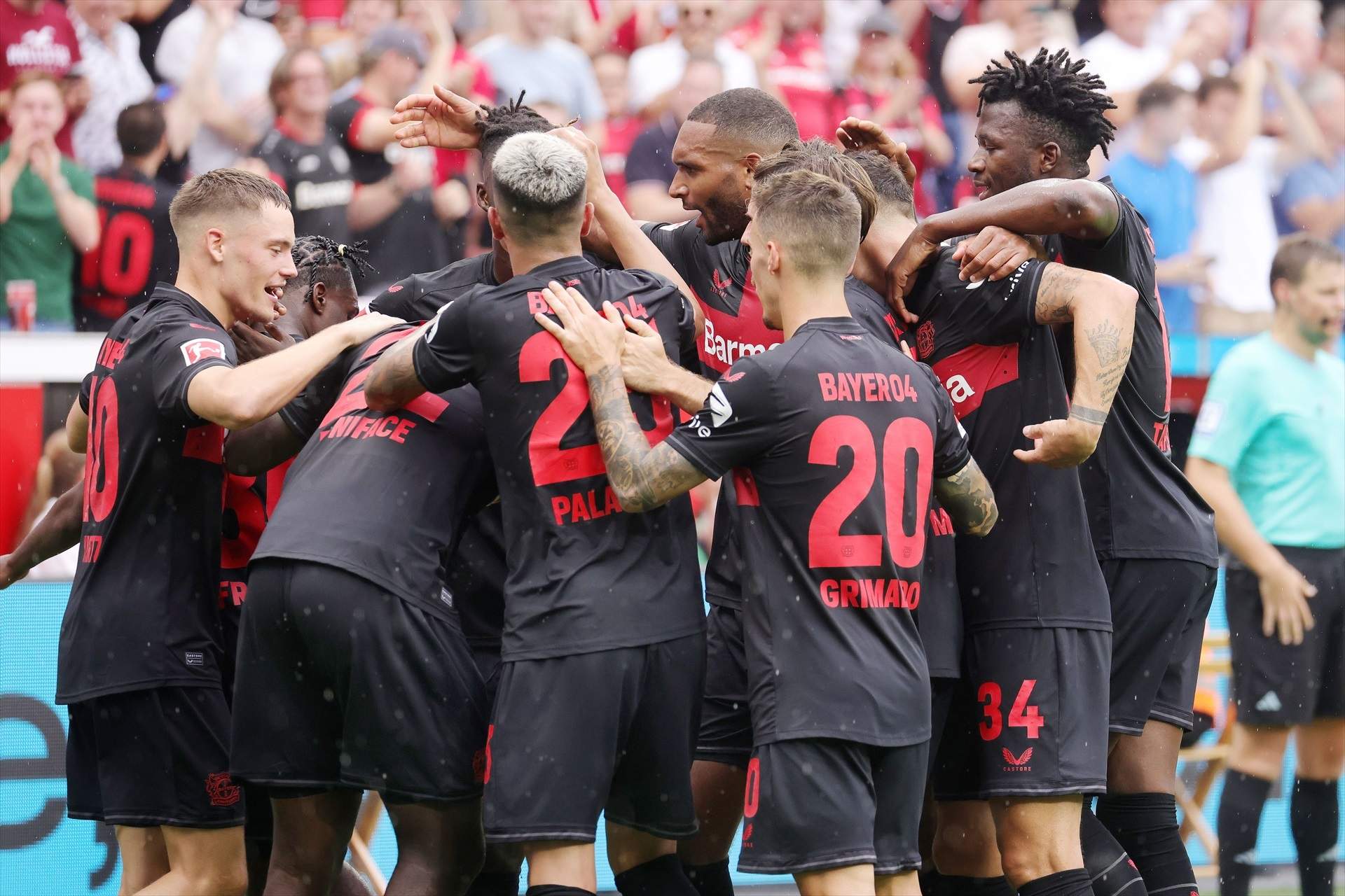 Dos jugadors del Bayer Leverkusen festejen la legalització del cannabis a Alemanya amb una polèmica celebració