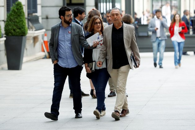 El portavoz de Compromiso en el Congreso de los diputados, Joan Baldoví (d), en su legada al hemiciclo el día que se debate la moción de censura presentada miedo el PSOE en el Congreso de los Diputados efe