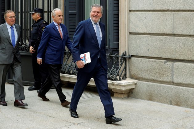Lo ministro portavoz y de Educación Iñigo Méndez de Vigo (d), en su legada al hemiciclo el día que se debate la moción de censura presentada miedo el PSOE en el Congreso de los Diputado EFE