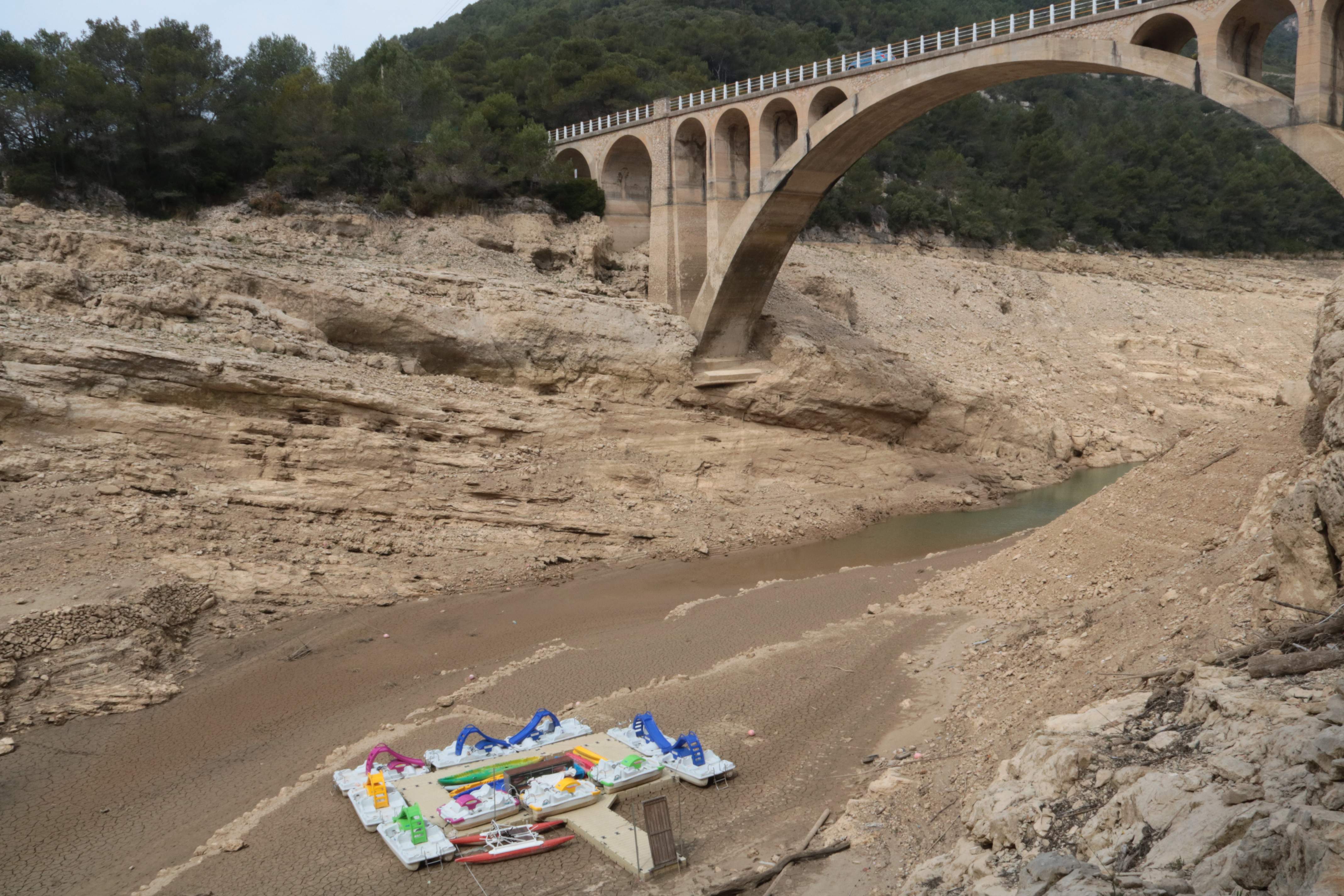 Sense aigua per al camp: la sequera obliga a tancar el regadiu del pantà d'Ulldecona