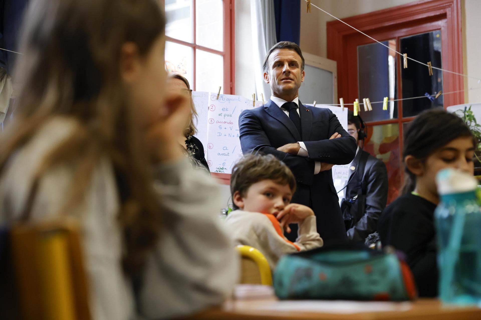 Macron alerta de la "violencia desinhibida" en Francia tras el ataque mortal entre adolescentes