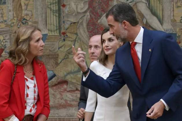 La infanta Elena al costat de|juntament amb Letizia i Felip VI