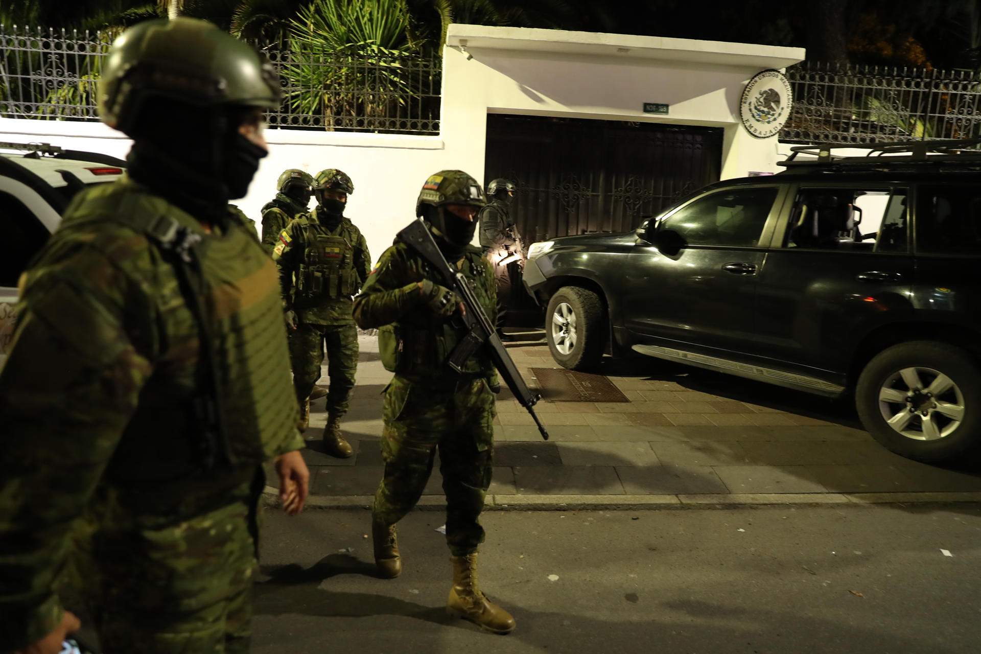 Indignación en México: policía armada asalta la embajada en Ecuador para detener a un exvicepresidente
