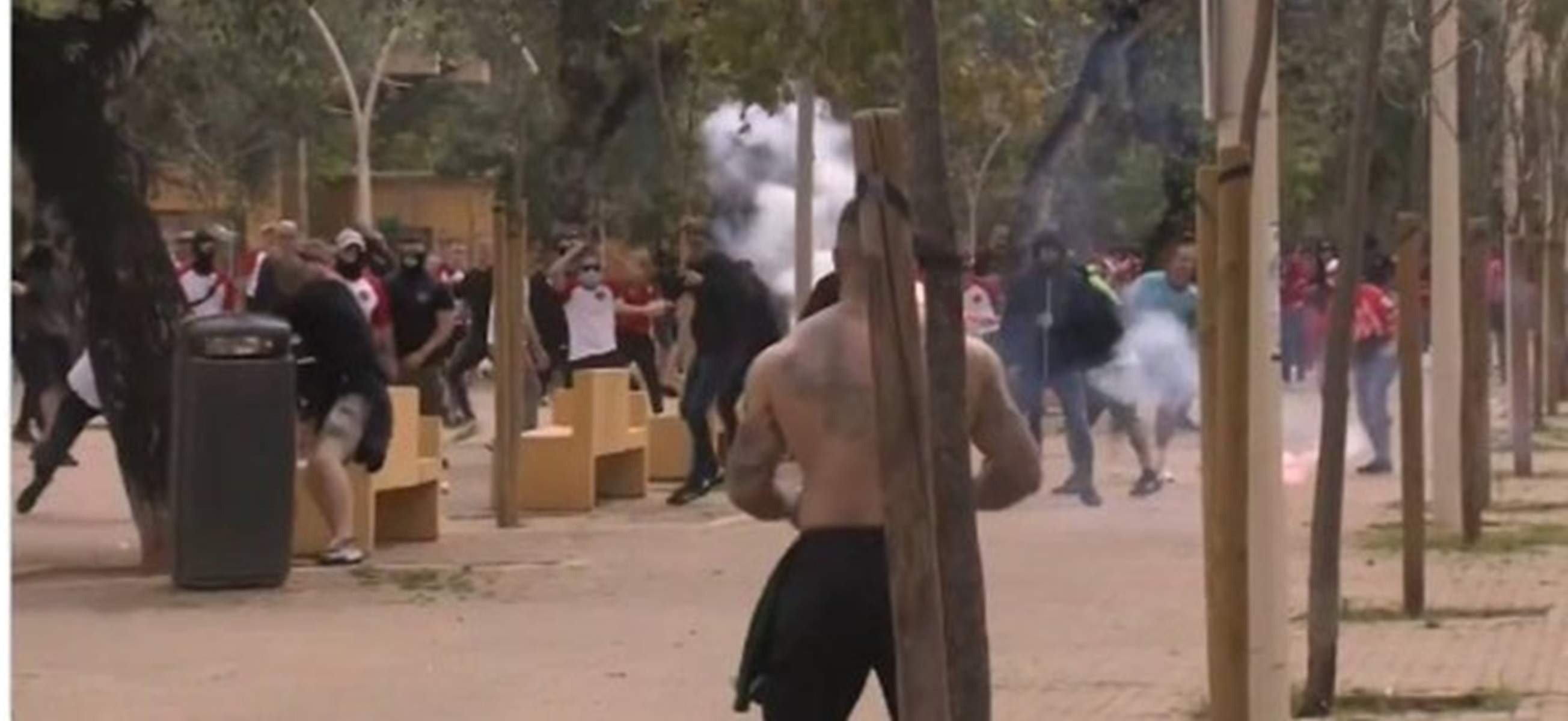 Un enfrentamiento entre ultras del Athletic Club y el Mallorca ensucia la final de Copa del Rey en Sevilla