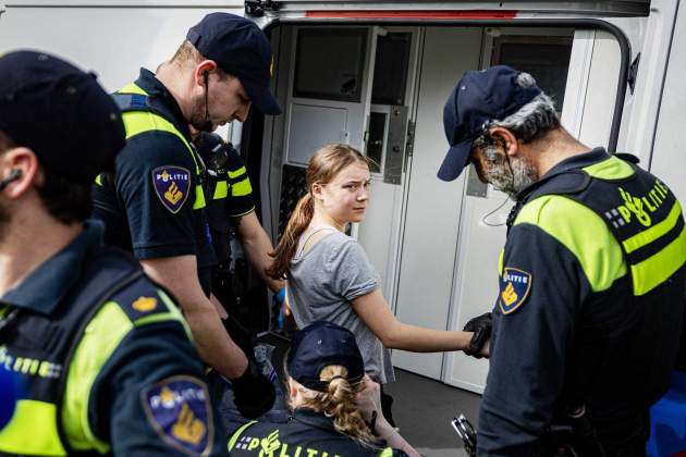 Greta Thunberg durante la detención en La Haya / EFE