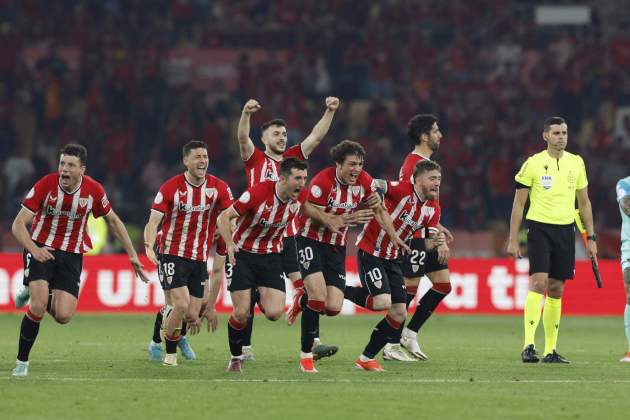 Los jugadores del Athletic celebran su Copa del Rey tras vencer a los penaltis / Foto: EFE