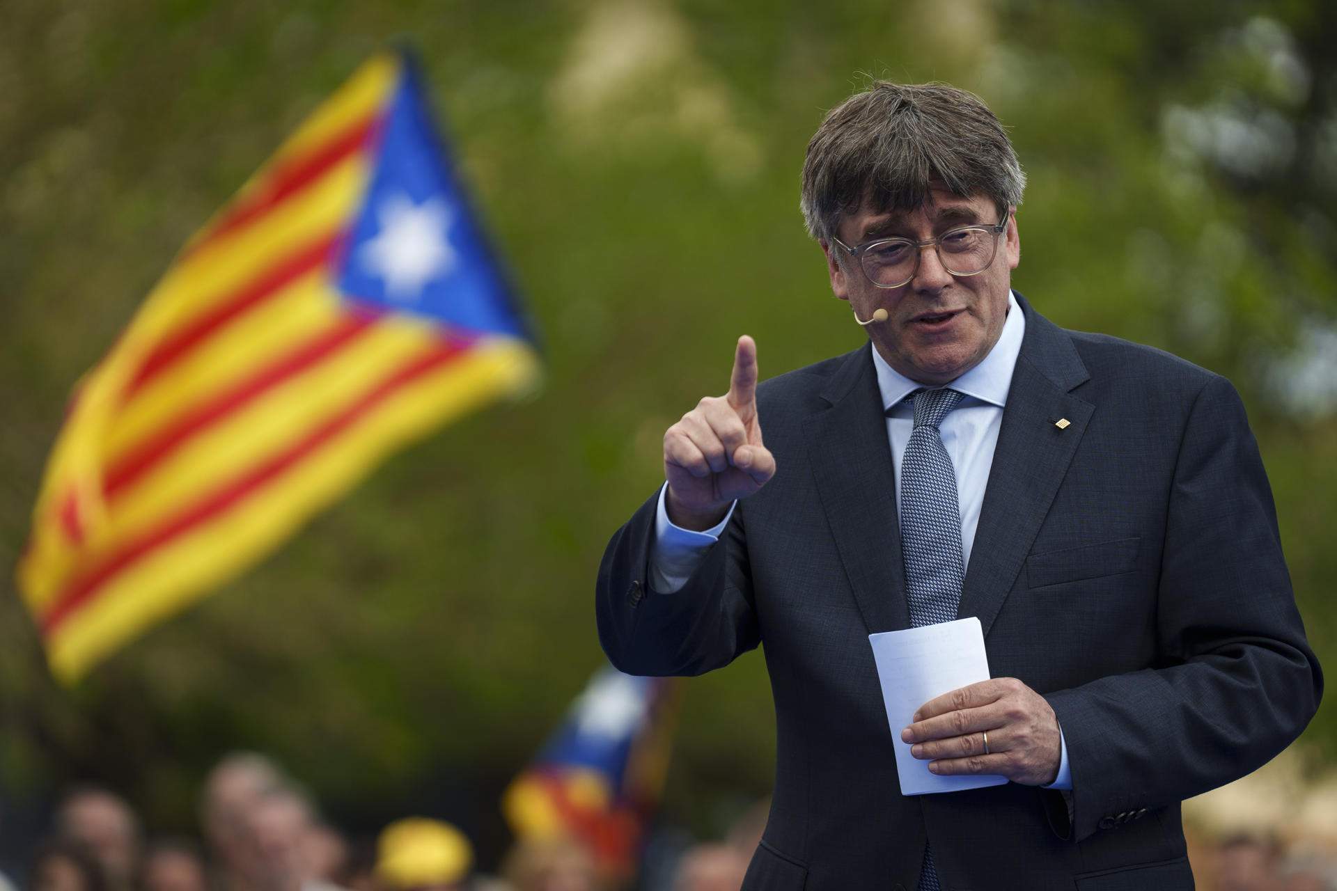 El libro con los discursos de Carles Puigdemont, gratis en los puestos de Junts por Sant Jordi