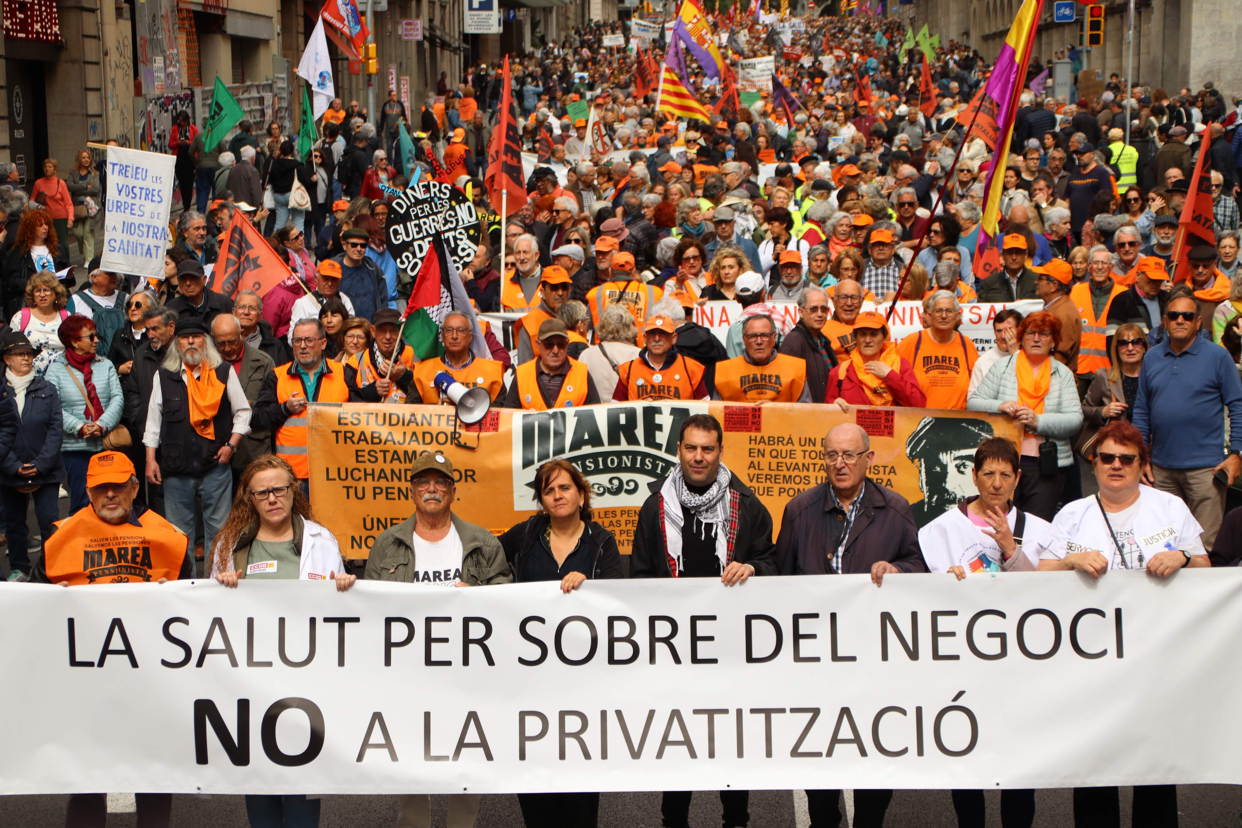 Unes 2.500 persones es manifesten a Barcelona contra la privatització de la sanitat