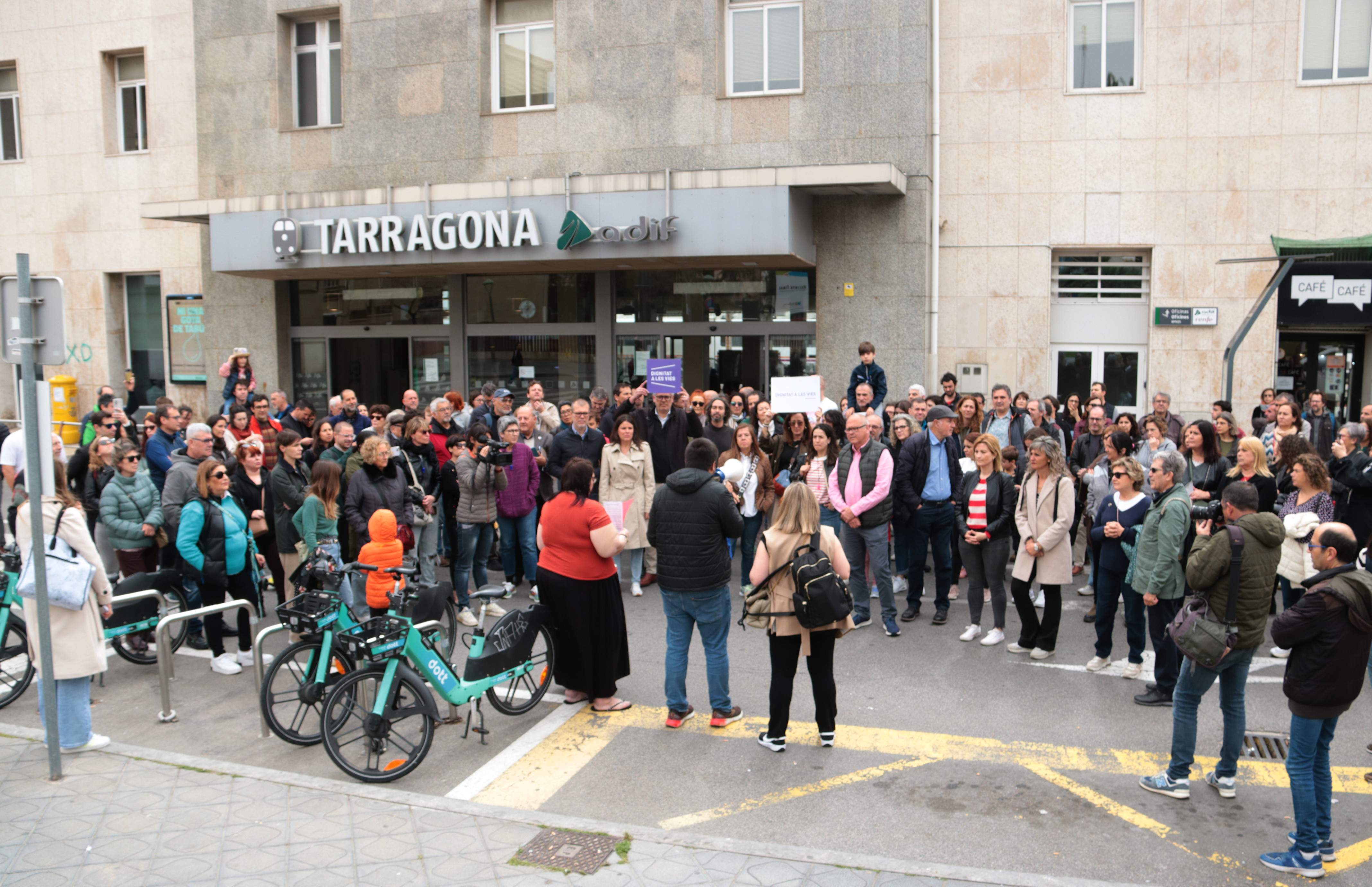 Concentració a Tarragona per denunciar el "maltractament" de Renfe i reclamar un servei "digne"
