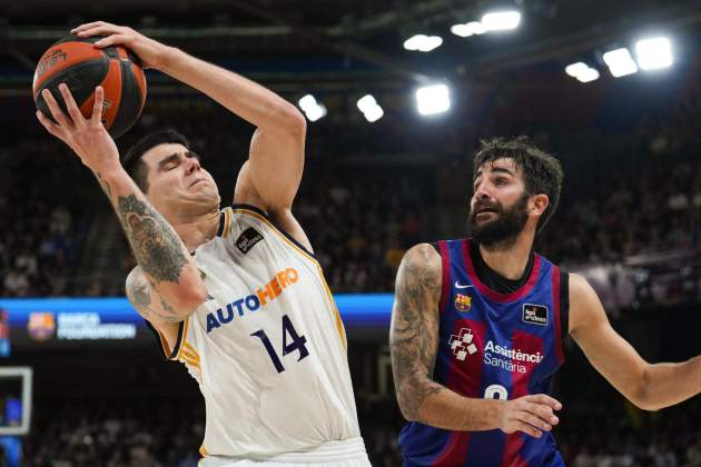 Gaby Deck y Ricky Rubio luchando por el balón / Foto: EFE