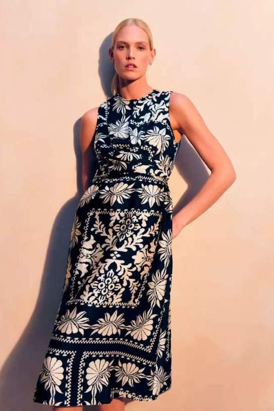 Vestido midi con estampado pañuelo de The Edit1