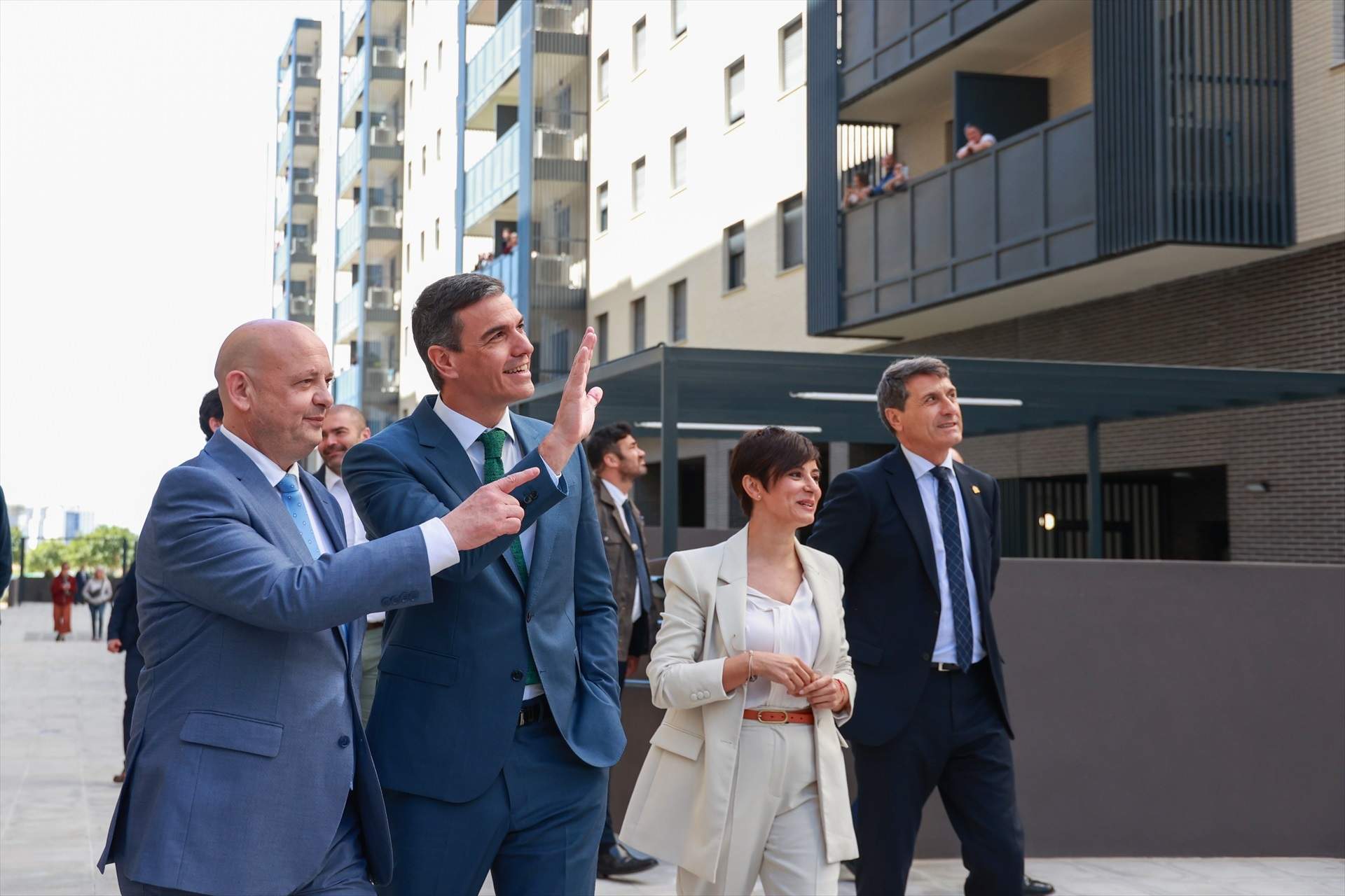 Pedro Sánchez, abucheado en una inauguración del metro de Sevilla: "¡Fuera, fuera!"