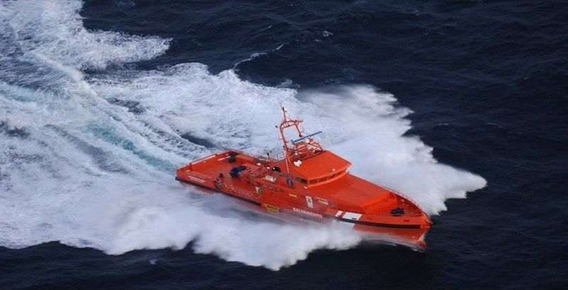 Rescatan a tres personas en la costa de Barcelona al hundirse su embarcación