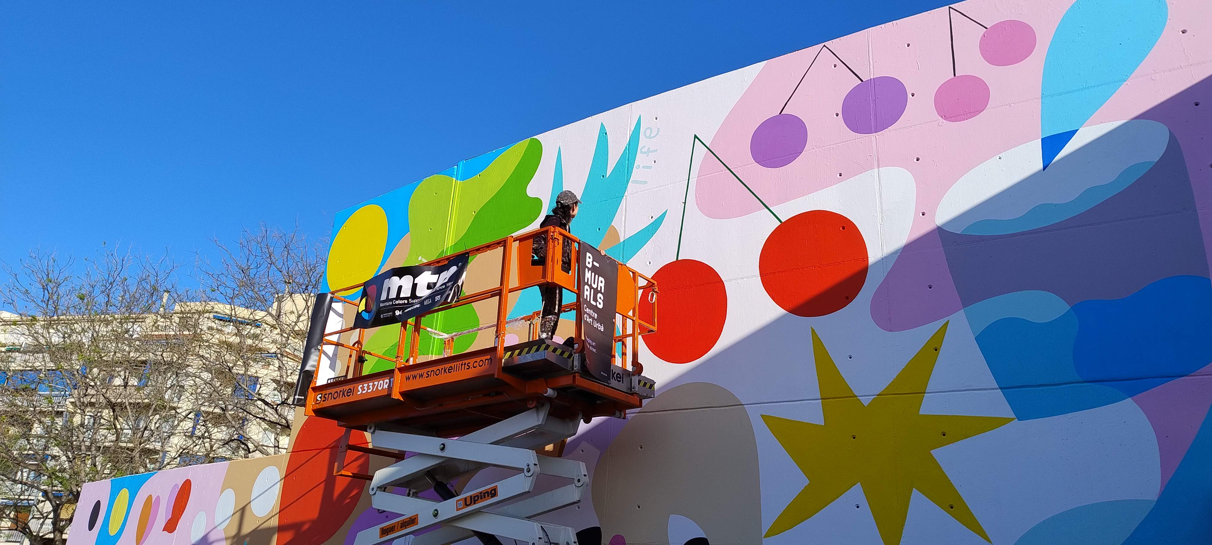 Una muralista japonesa dedica un mural a Vicent Andrés Estellés a Barcelona