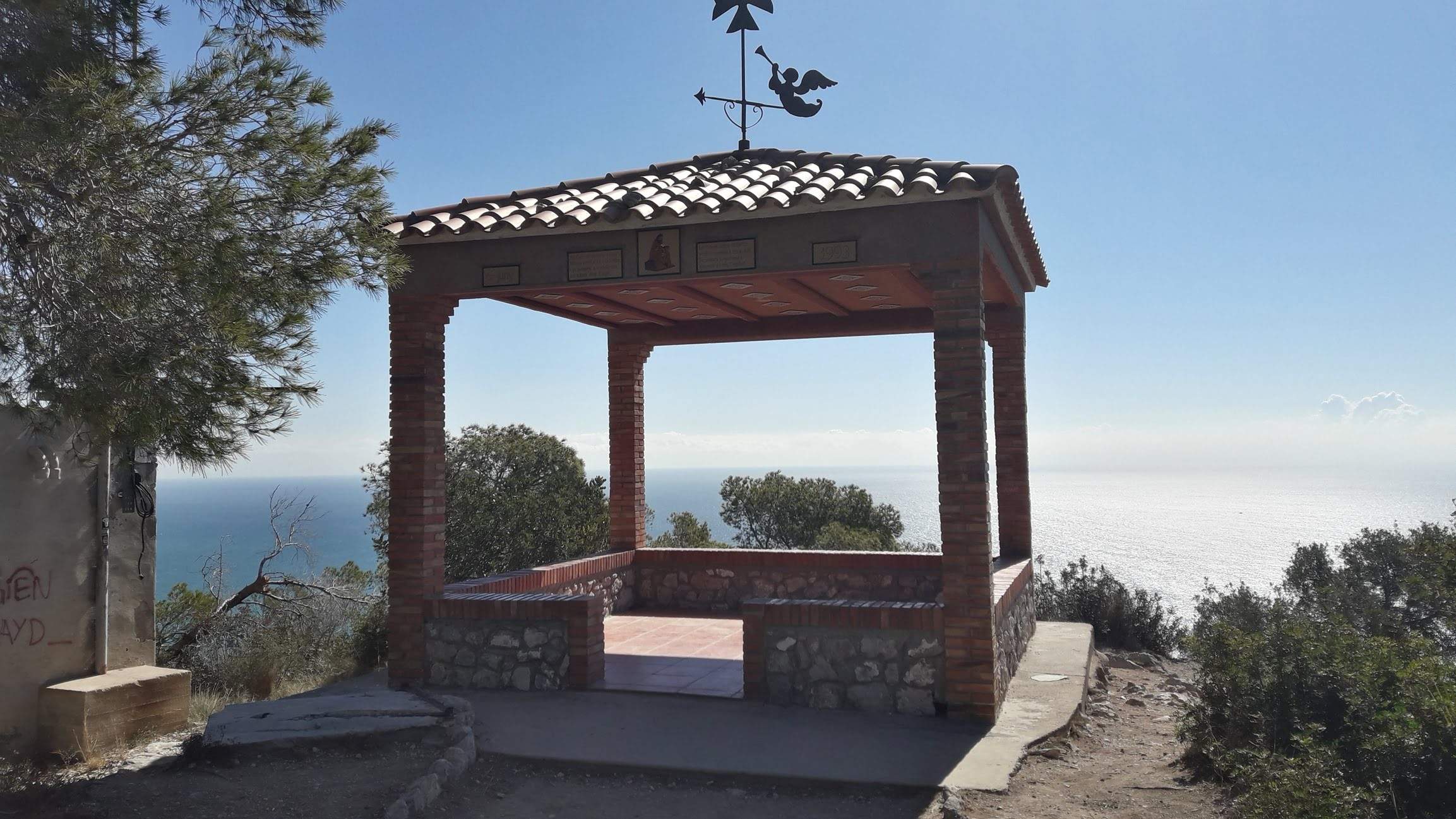 mirador garraf ermita trinidad / Pere López Brosa / Wikimedia Commons