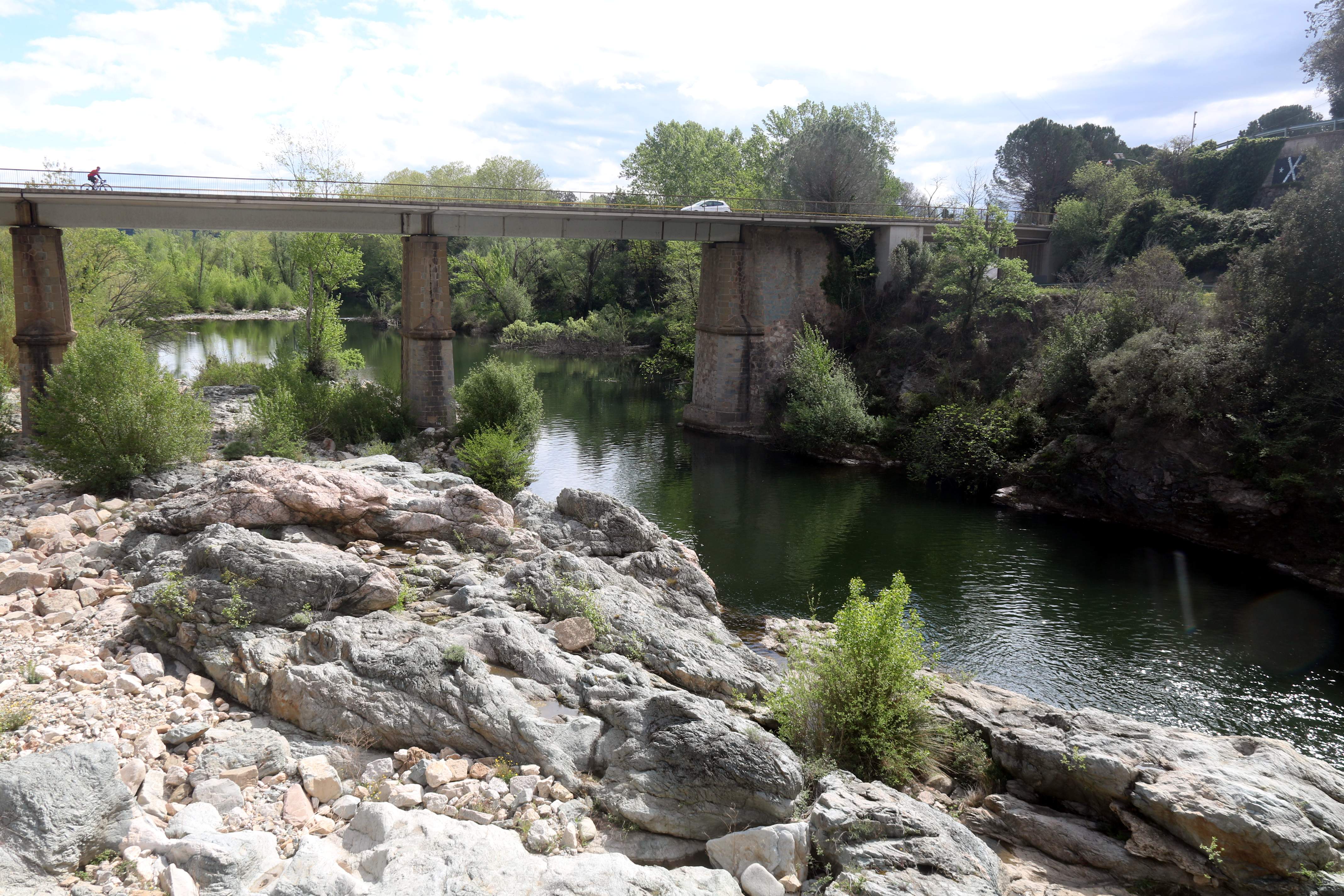 El paso del río Ter a su paso para|por la Cellera