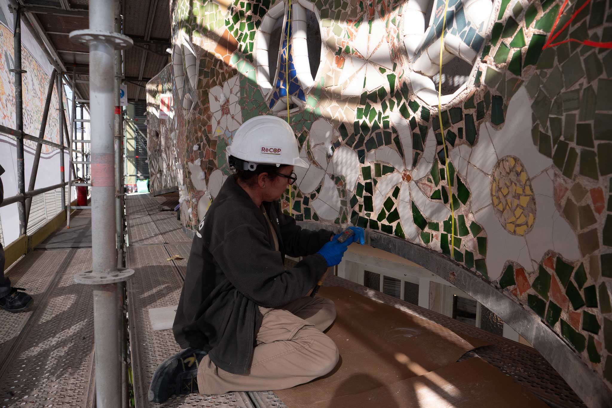 La façana oculta de la Casa Batlló de Gaudí, en plena restauració