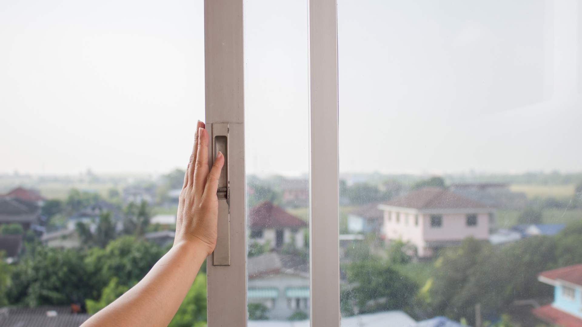 Descubre el famoso truco del rotulador para limpiar las ventanas correderas