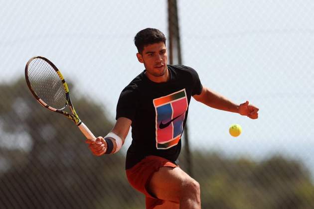 Carlos Alcaraz entrenando en Montecarlo / Foto: @carlosalcaraz