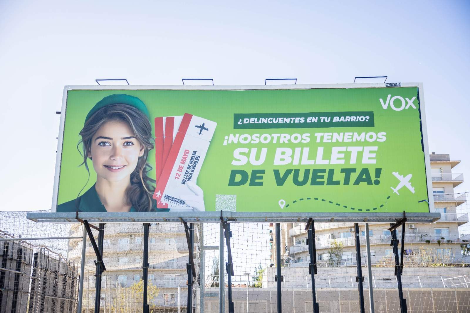 L'agressiva campanya de Vox contra els immigrants pel 12-M: 'Garriga Airlines' per expulsar-los