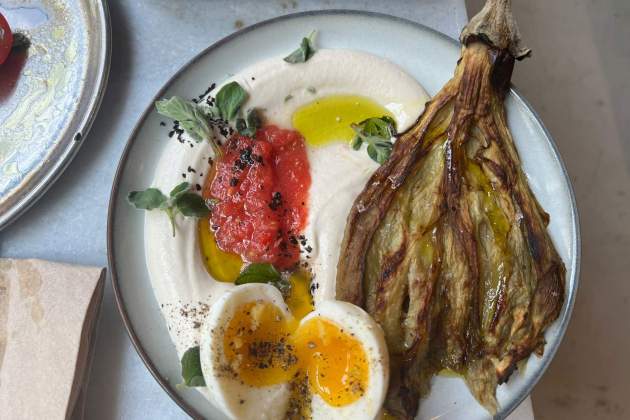 Berenjena y huevo hervido del restaurante La Balabusta / Foto: Rosa Molinero Trias