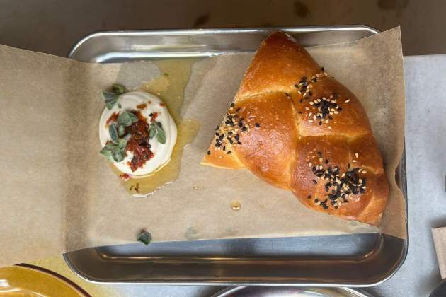 Pan challah y hummus del restaurante La Balabusta / Foto: Rosa Molinero Trias