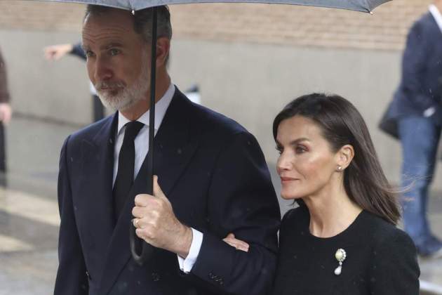 Letizia del brazo de Felipe en la misa a Gómez Acebo