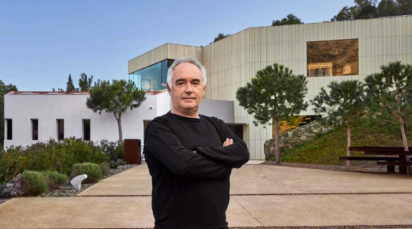 La nueva experiencia de Ferran Adrià: dormir gratis en la cama 'emplatada' de la cocina de El Bulli