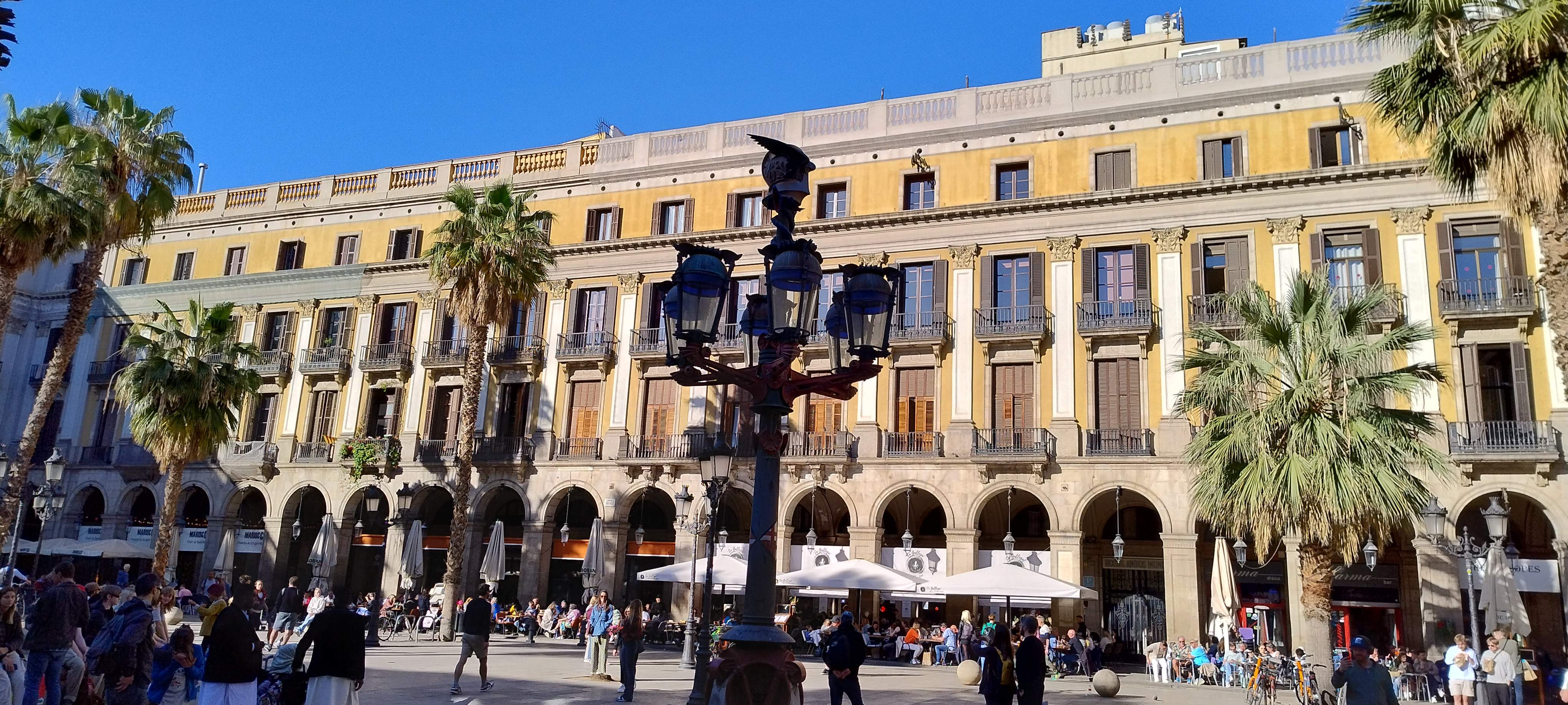 El Ayuntamiento de Barcelona rehabilitará de forma conjunta las fachadas de la plaza Reial